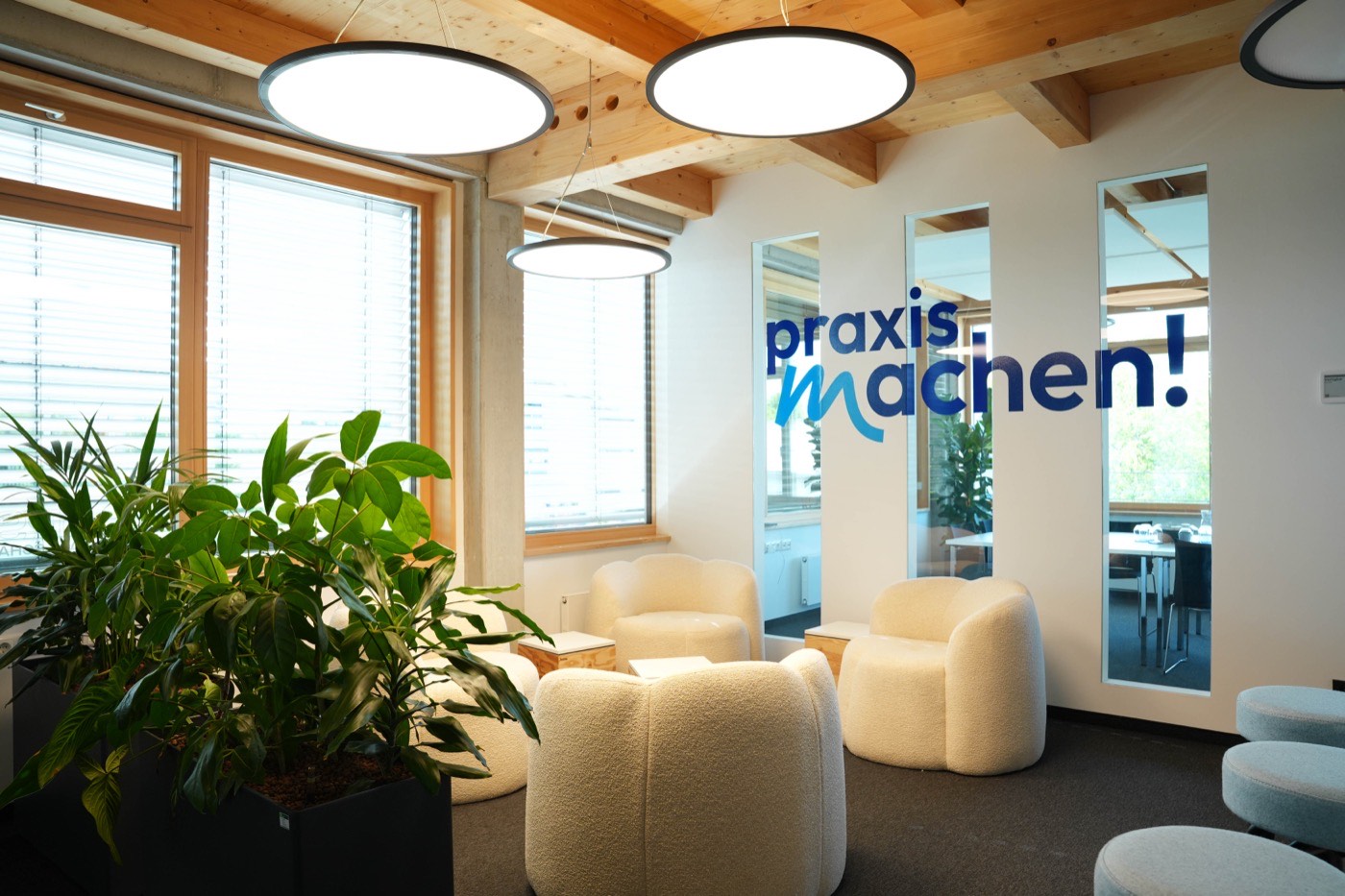 Lounge im praxismachen! Büro – Partnerschaft auf Augenhöhe