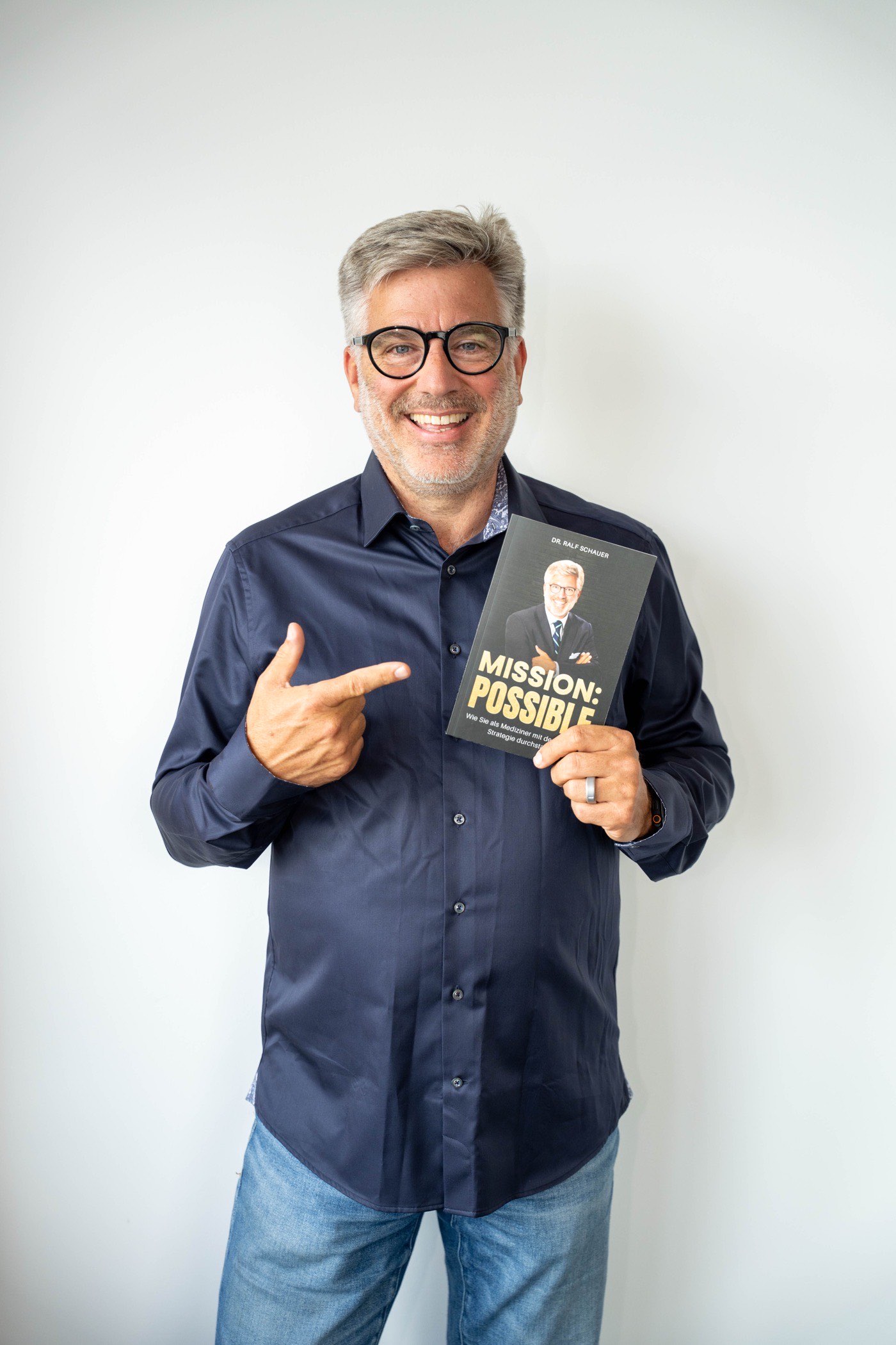 Dr. Ralf Schauer zeigt sein Buch Mission: Possible