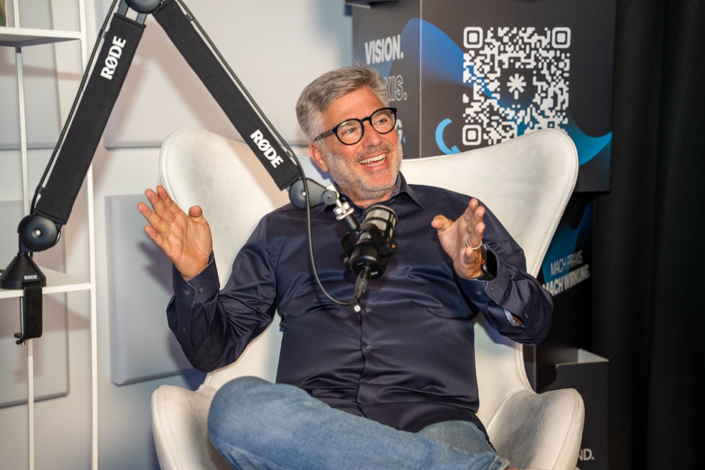 Dr. Ralf Schauer, Gastgeber des PRAXISFUX Podcasts, am Mikrofon