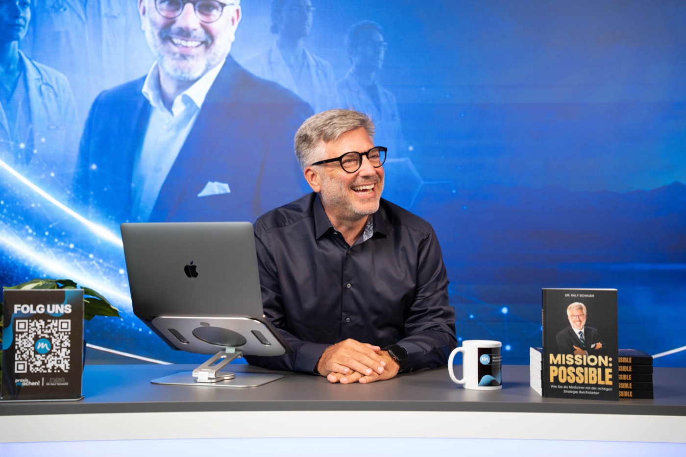 Dr. Ralf Schauer im praxismachen! Studio während eines Live-Webinars