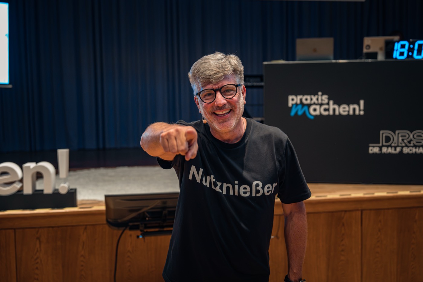 Dr. Ralf Schauer auf der Bühne des Innovation Days im Kolpinghaus München