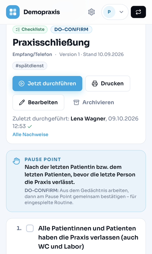 Checkliste Praxisschließung auf dem Smartphone mit Knopf Jetzt durchführen und dem Hinweis, wer sie zuletzt durchgeführt hat